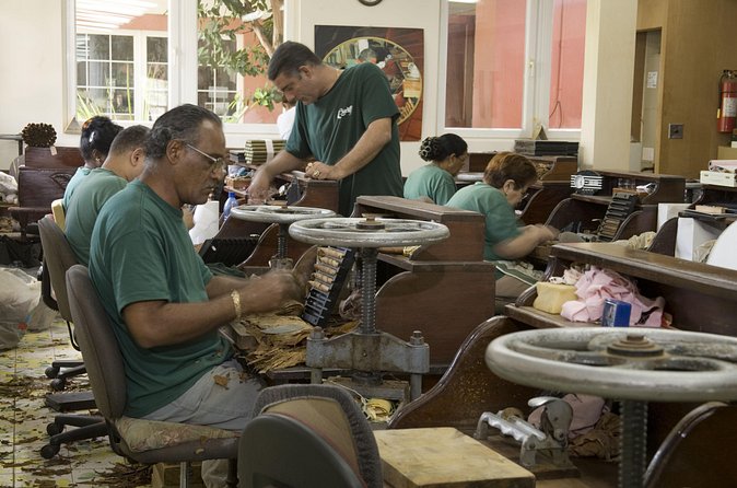 Cigar Demo and Rum Tasting at Graycliff Cigar Company - Five details that shape the experience