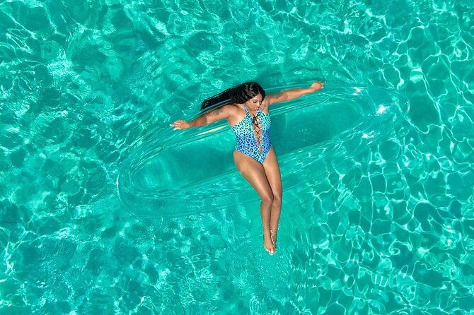 Clear Kayak Photoshoot in Nassau ,Bahamas. - Getting ready for the clear kayak