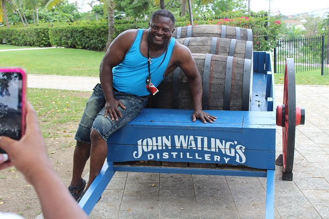 Customizable Half a Day Private Bus Tour in the Bahamas - The Daiquiri Shack and Other Small Food Stops