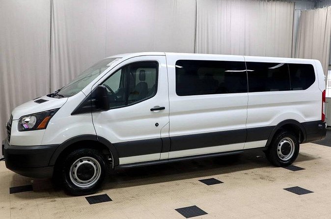 Direct Private Airport Transfer four or more Persons (one way) - Reaching Baha Mar, Atlantis, or Paradise Island