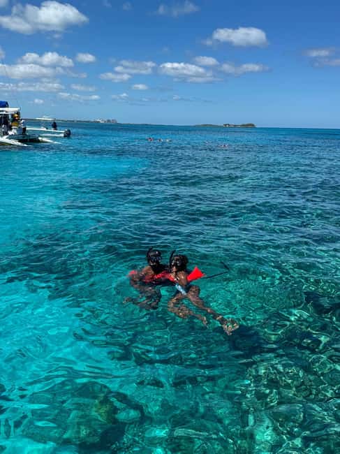 Nassau: 3-Island Snorkel Tour with Pigs, Beach Club, & Lunch - The guides and onboard service matter