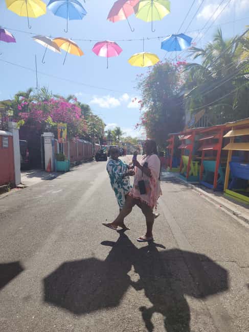 Nassau: Electric Bus Tour with Food & Drink Samples - West Hill Street, Arawak Cay, and the ride between stops