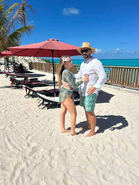 Nassau: Full-Day Party Catamaran with Private Beach & Lunch - Meeting the swimming pigs