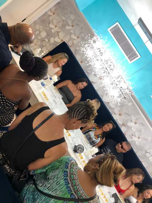 Nassau: Rum Cocktails and Fritter Making Experience - Meeting at the Queen Victoria Statue