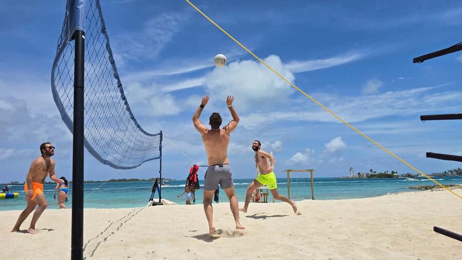 Nassau: Swimming Pigs, Snorkeling, Lunch, & Beach Boat Tour - Crew service and the overall mood