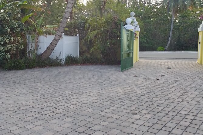 Private Airport Transfers Bahamar, Paradise Isld Airbnbs, Nassau. - The drivers who shape the experience