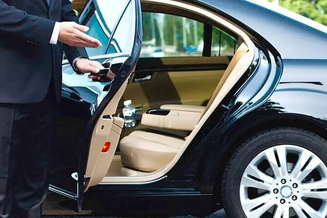Private One-way Transfer Lynden Pindling Airport To Nassau - The drivers can shape the whole experience