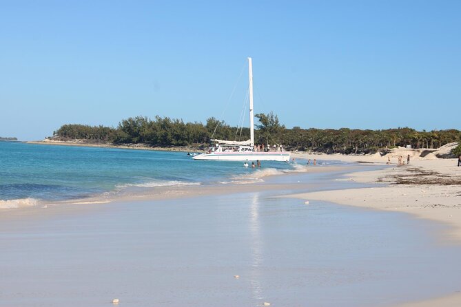 Private speed boat beach and bar hopping visiting Rose island - What the three-island route adds