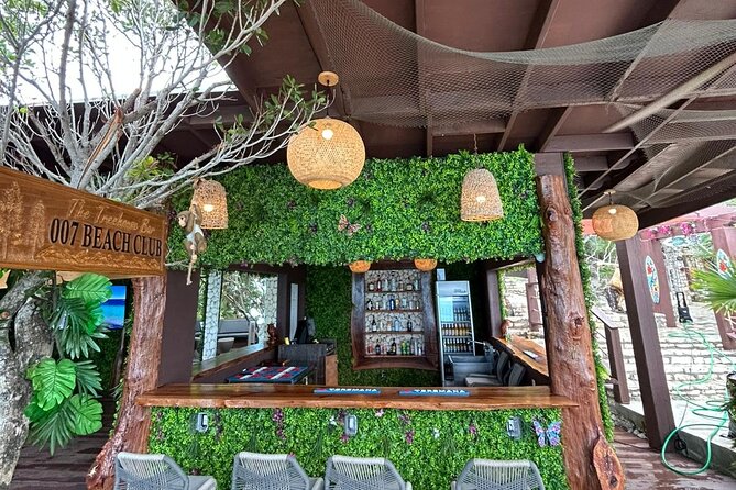 Rose Island Adventure: Snorkel, Sea Turtles, and Private Beach - Lunch, drinks, and what the price covers