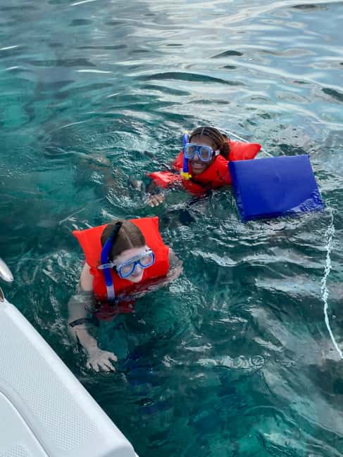 Rose Island: Pig Beach, Snorkeling, Sea Turtles, Beach - Snorkeling over a Bahamian coral reef