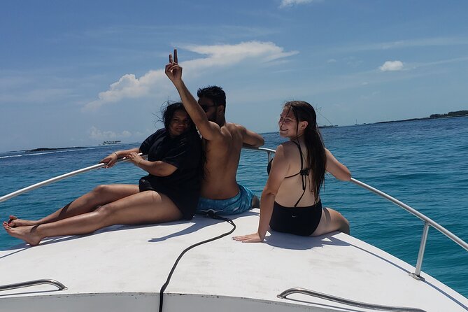 Rose Island: Private Snorkeling, Fishing, and Swimming with Pigs - Swimming with pigs, and the extra charge