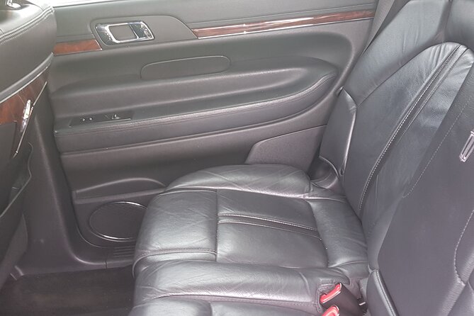 Round trip Airport Private Transfer (Nassau Limousine) - Choosing between a sedan and an SUV